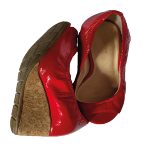 Sapatos vermelhos de cunha